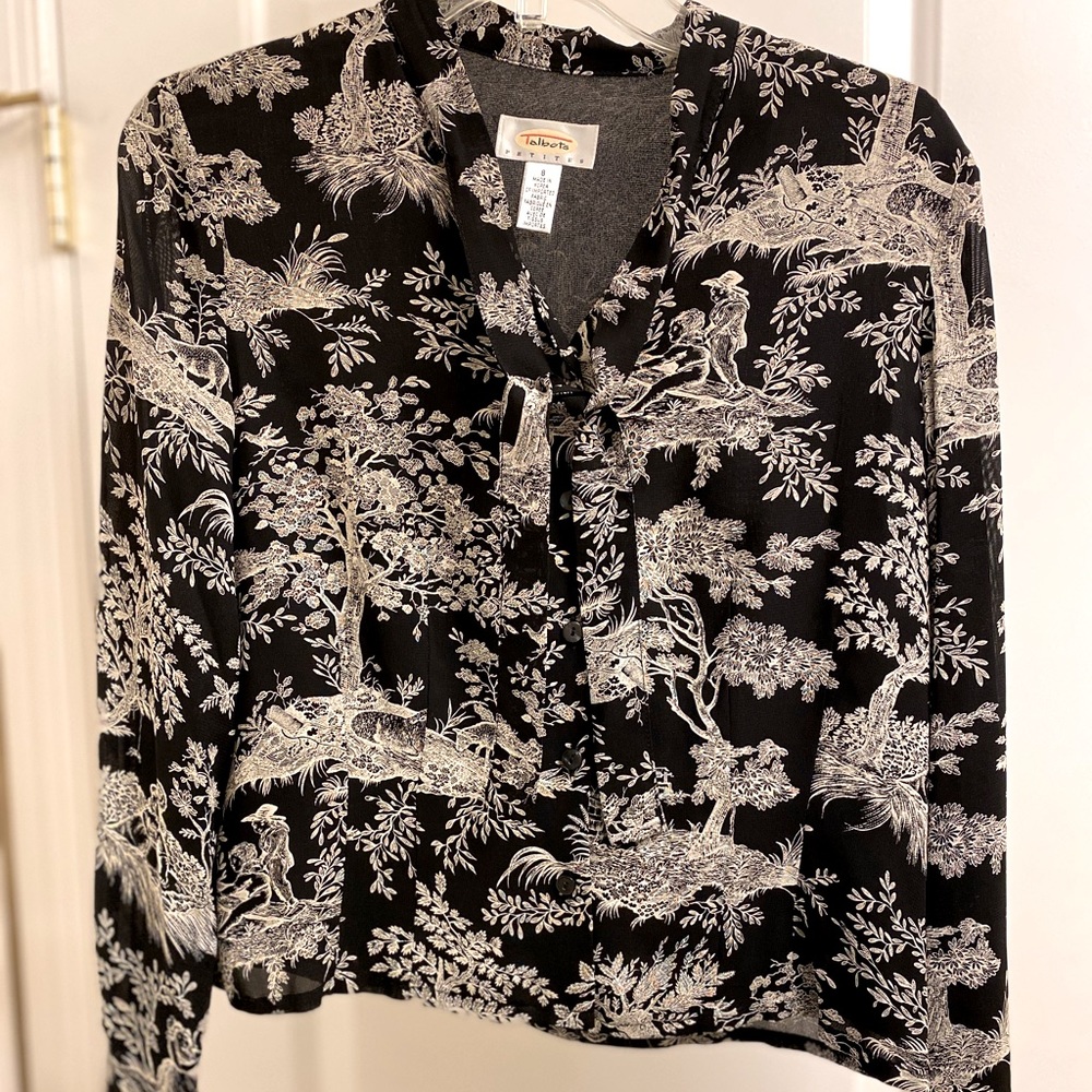 Talbots Petites dressy toile print blouse in classic B&W - EUC. Size 8